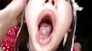 Подборка глубокого траха молодых азиаточек в рот с глотанием спермы