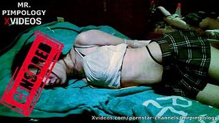 Жестко дерёт раком молоденькую любовницу и снимает это на видео