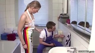 Немка выебала сантехника прямо в ванной