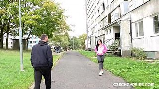 Дешевую чешскую шлюху трахает приезжийпарень