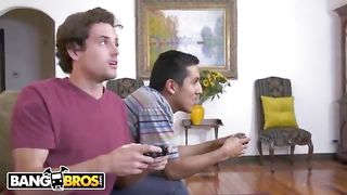 Милфа Nicole Aniston совратила паренька на жёсткий секс в тёплой ванной