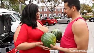 Мужик трахает толстушку в её глубокую задницу