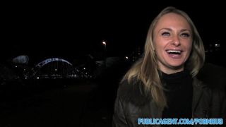 Пикапер оттрахал улыбчивую блондинку в подъезде и кончил ей в рот