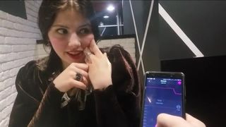 Брюнетка дала парню в кафешке запустить дистанционный вибратор в ее письке
