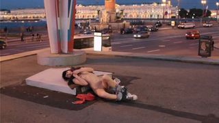 Пьяная русская тёлка мастурбирует на площади в Питере