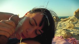 Русские молодожёны снимают порно ролик и трахаются на пляже