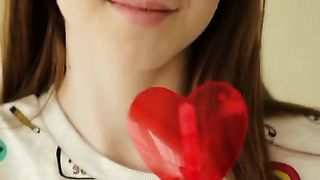 Молодая красавица валяется у себя на кровати