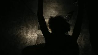 Мужик ебет девку с длинными волосами в туалете русского ночного клуба