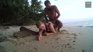 Блонда порится с незнакомцем на берегу Черного моря на мокром песке