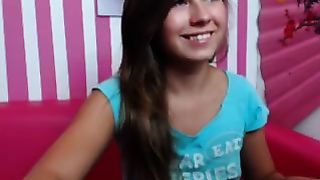 Русская студентка танцует голой для мужиков в скайпе, зарабатывая деньги на учебу