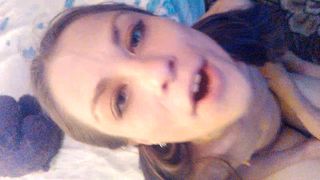 Голая телка играет с плюшевым мишкой и принимает от парня золотой дождь в ротик