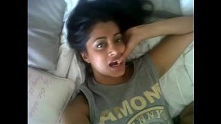 Симпатичная мулатка трахается со своим любовником и глотает сперму