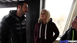 Молодая француженка трахается с двумя мужиками