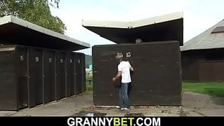 Зрелая женщина переодевается в кабинке без дверей и трахаеться со случайным наблюдателем