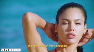 Приёмный отец трахает узкую киску падчерицы на пляже