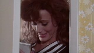 Усатый мужик дал красавице актрисе на рот и выебал её в узкую киску