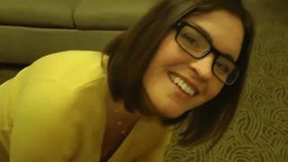 Друг отимел замужнюю тёлку в рот и между титек и спустил ей сперму в киску