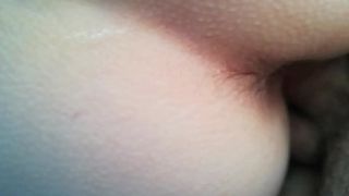 Папа перед камерой вставил спящей дочке в узкую щель и тугой анус